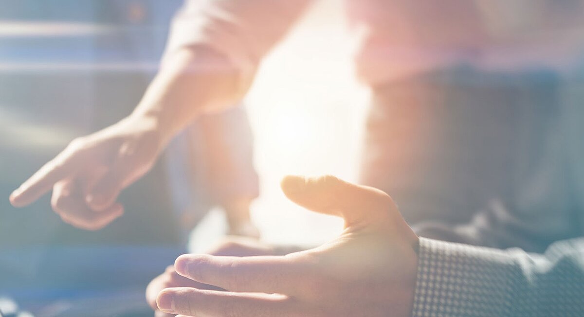 REISSWOLF Eine Gruppe von Personen zeigt auf einen Laptop
