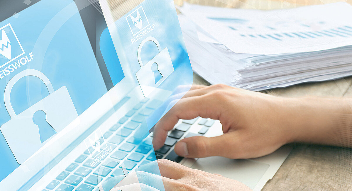 Ein Laptop am Schreibtisch 