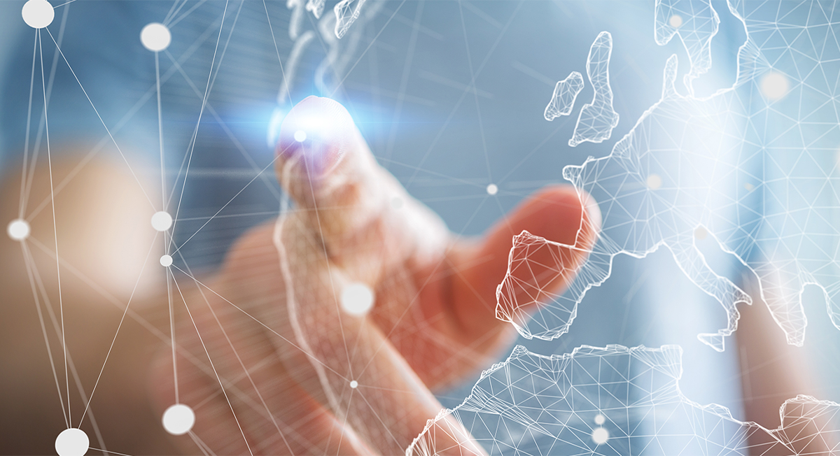 Hand berührt eine virtuelle Weltkugel, symbolisiert das Standortnetzwerk von REISSWOLF.