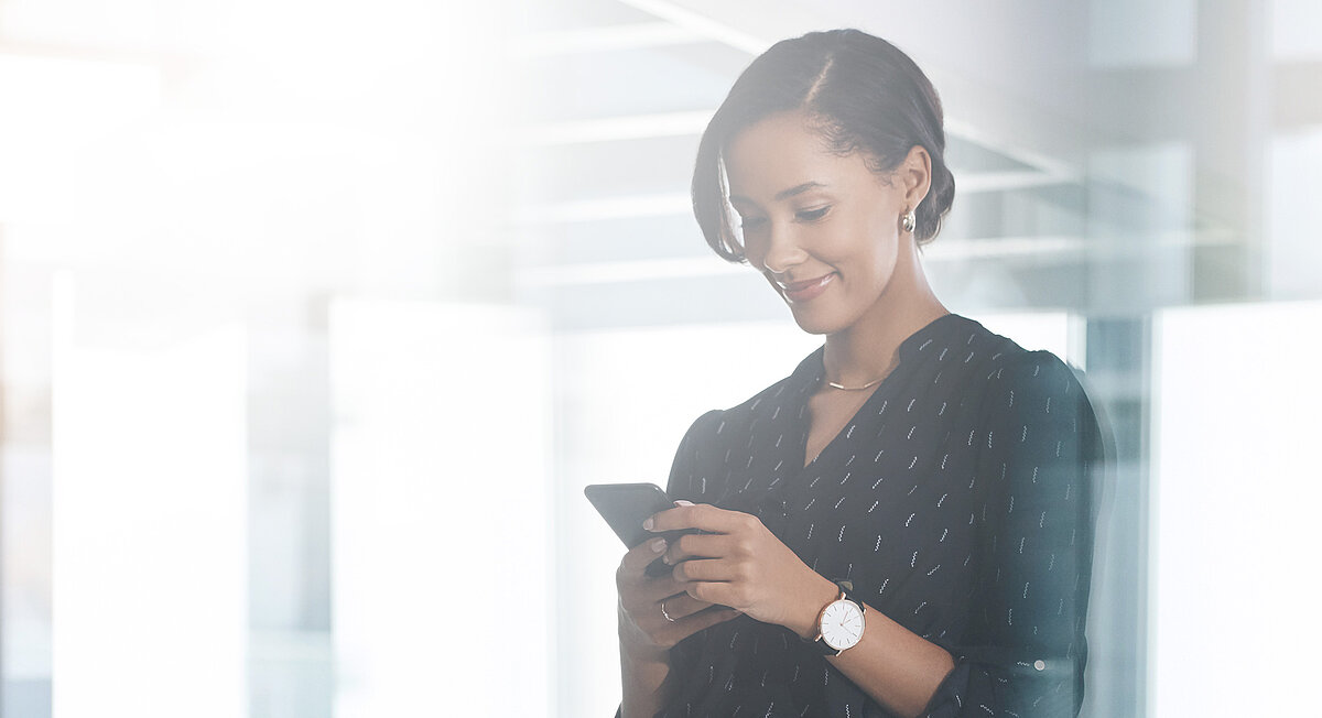 Eine Frau an Ihrem Handy