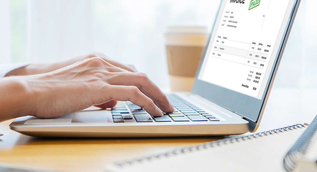 Rechnungen einfach digital verwalten am Laptop