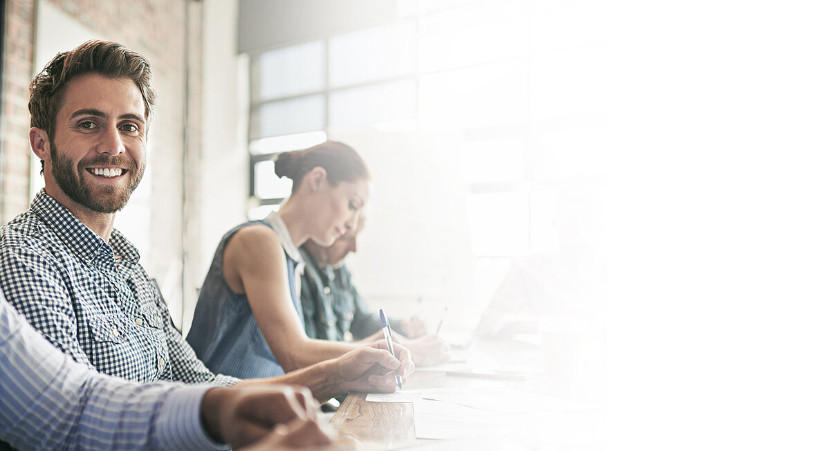 Kollegen sitzen am Tisch