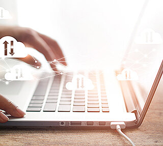 Person arbeitet an Laptop mit ELO