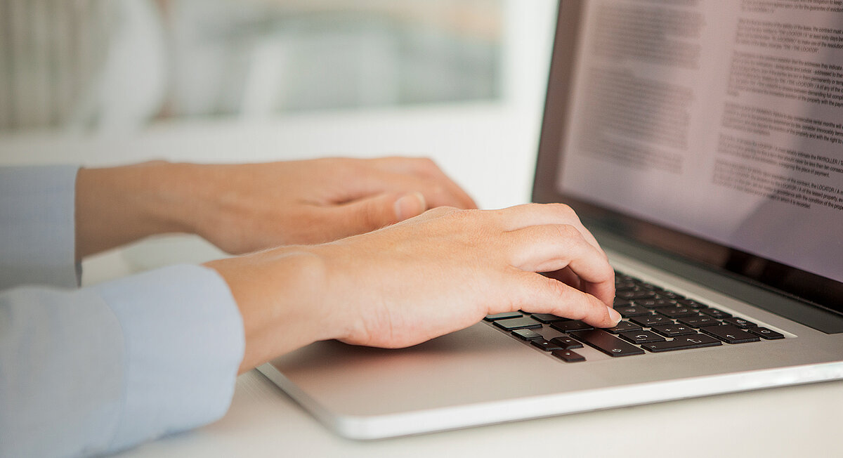 Ein Man arbeitet an einem Laptop