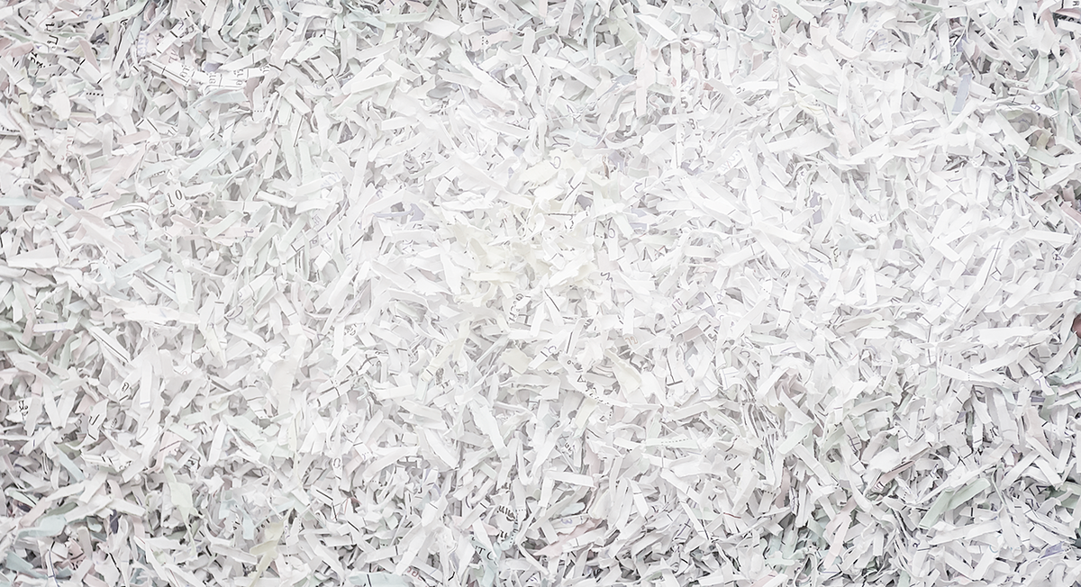Schnipsel von geschredderten Akten / Papieren