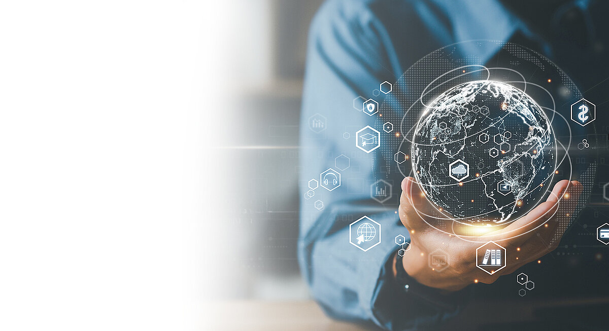 Eine Person hält eine Kristallkugel mit einem digitalen Bild einer Weltkugel.