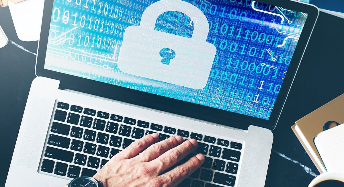 Eine Hand auf einem Laptop