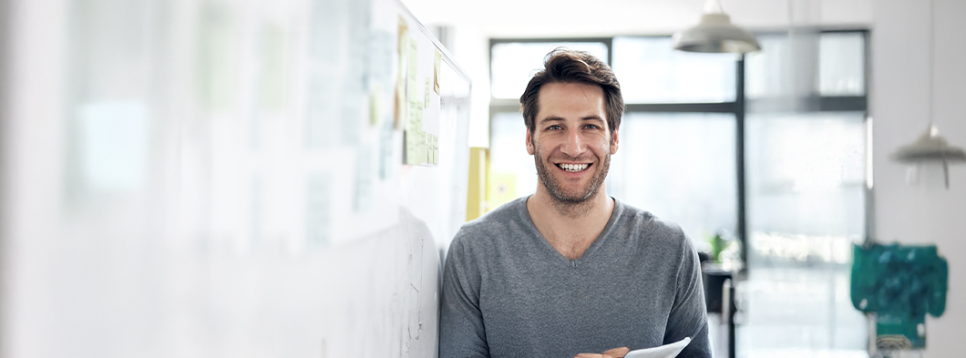 Büromitarbeiter in moderner Umgebung, symbolisiert sichere Akten- und Datenvernichtung