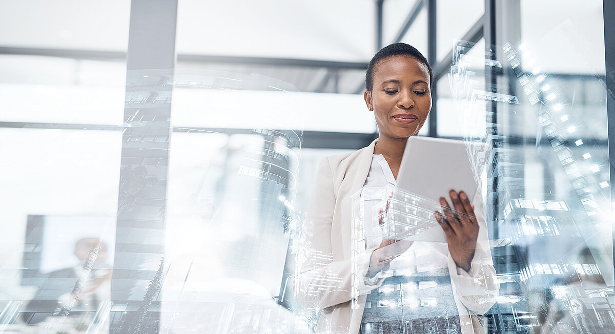 Eine Geschäftsfrau in einem Anzug hält ein Tablet.