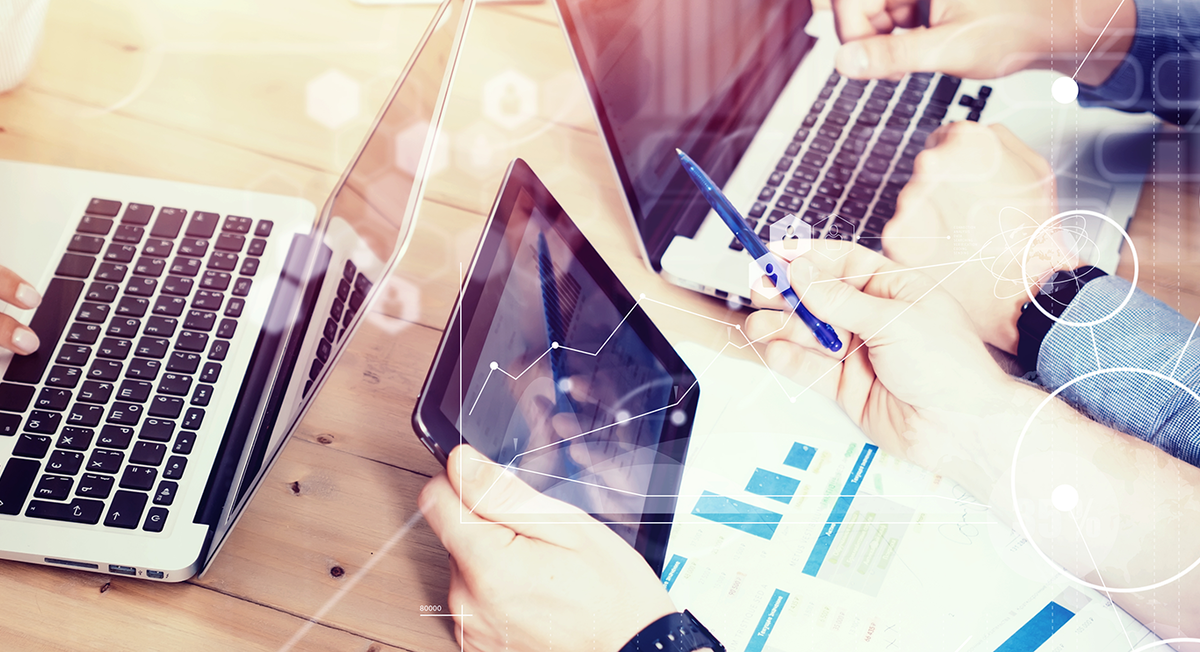 REISSWOLF Diverse Laptops auf einem Schreibtisch