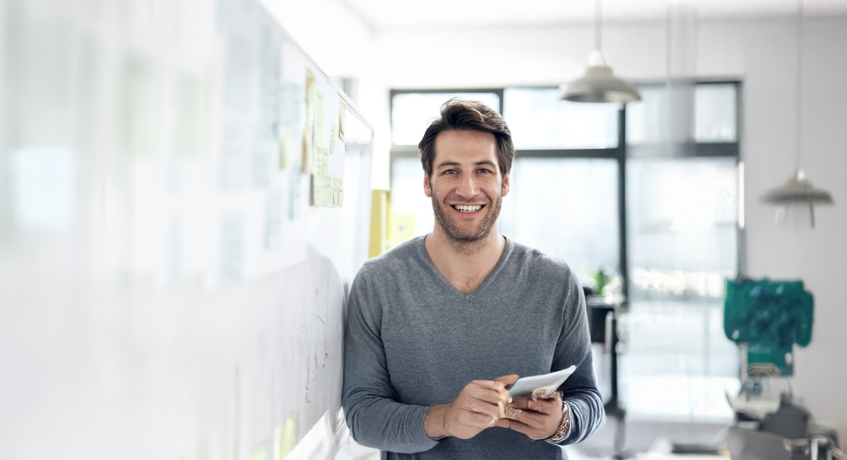 Büromitarbeiter in moderner Umgebung, symbolisiert sichere Akten- und Datenvernichtung