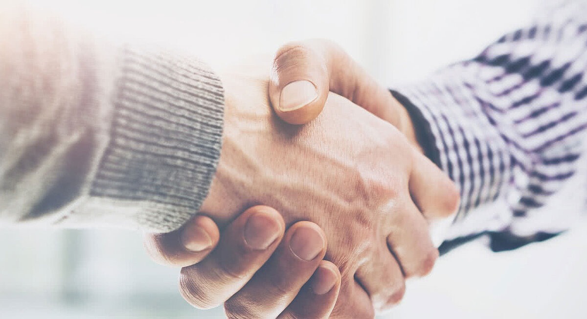 Zwei Männer schütteln sich die Hand