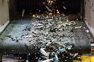 Fließband mit geschredderter Elektronik   