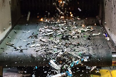 Fließband mit geschredderter Elektronik   