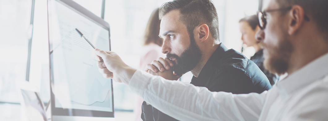 Mitarbeitende arbeiten am Bildschirm mit ELO Business Content Management Software.