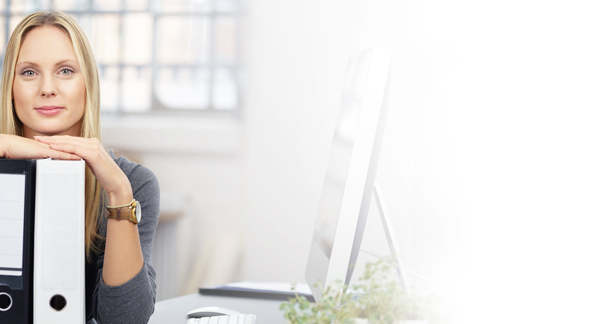 Effizientes Datenmanagement mit REISSWOLF Eine zufriedene REISSWOLF-Kundin mit Aktenordnern