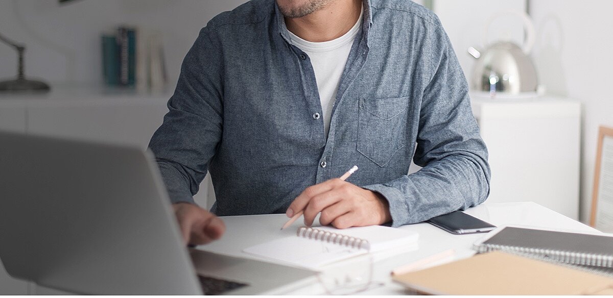Ein REISSWOLF Kunde am Schreibtisch mit Dokumenten
