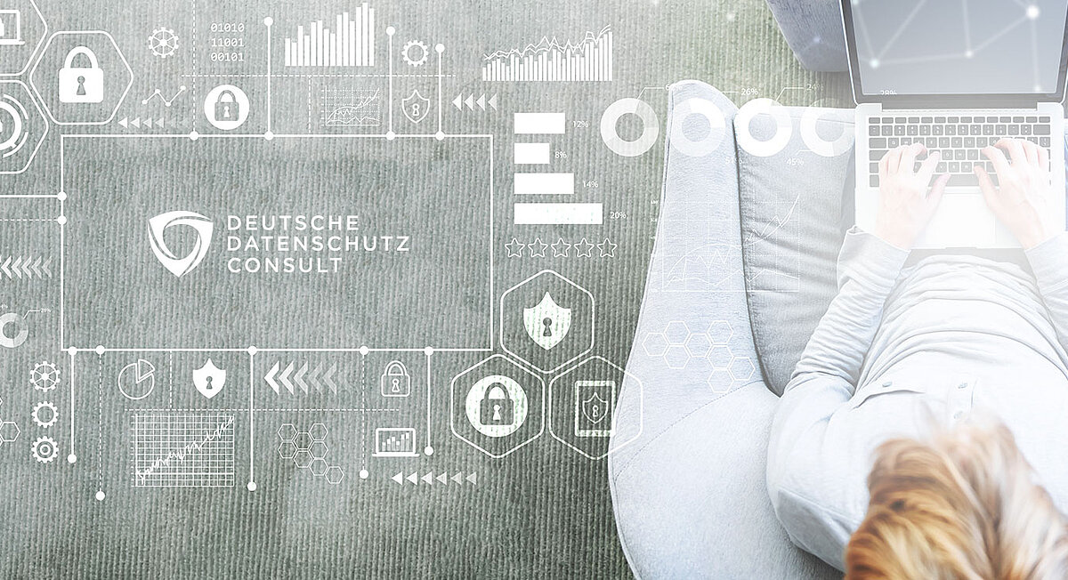 Frau am Laptop von oben