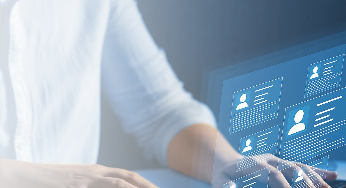 Person benutzt Laptop mit Symbolen darauf.