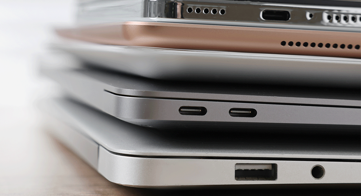 Gestapelte Laptops, symbolisiert Datenträgerlöschung und IT-Refurbishing.