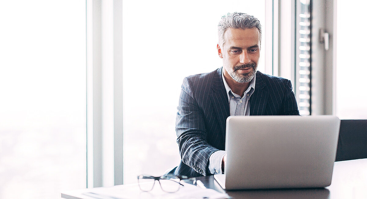 Man arbeitet an einem Laptop 