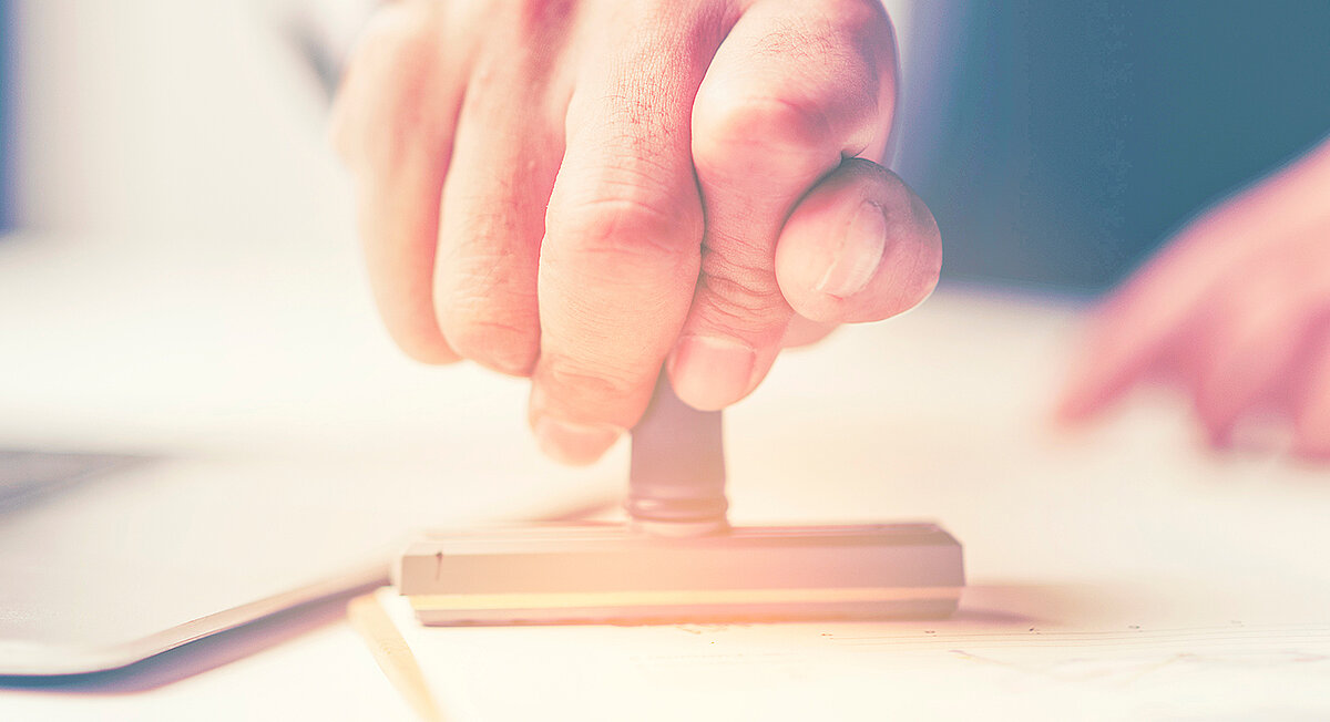 REISSWOLF Ein Man stempelt Unterlagen