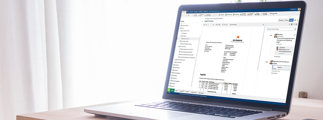 Laptop zeigt Enterprise Content Management (ECM) Oberfläche mit Dokumenten.