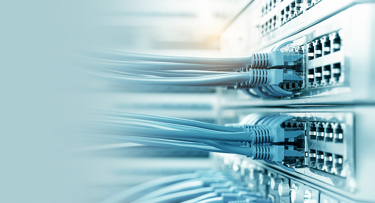 Abstrakte Darstellung von Datenservern mit Lichtlinien, symbolisiert ELO-Systemintegration.