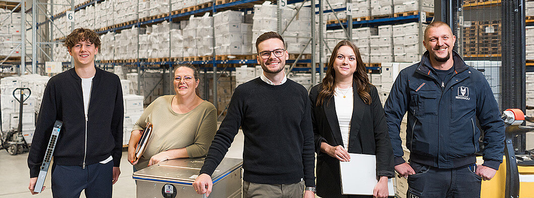 REISSWOLF B2B team with logistics experts and secure containers in the archive warehouse for data security and professional document destruction.