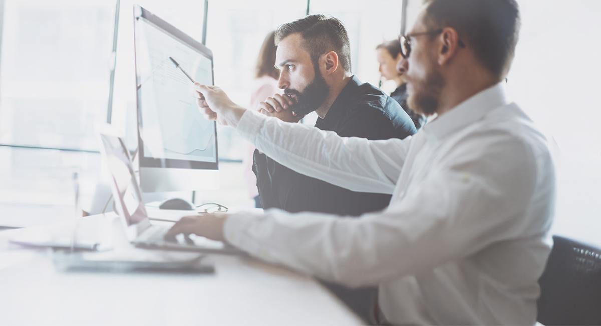 Mitarbeitende arbeiten am Bildschirm mit ELO Business Content Management Software.