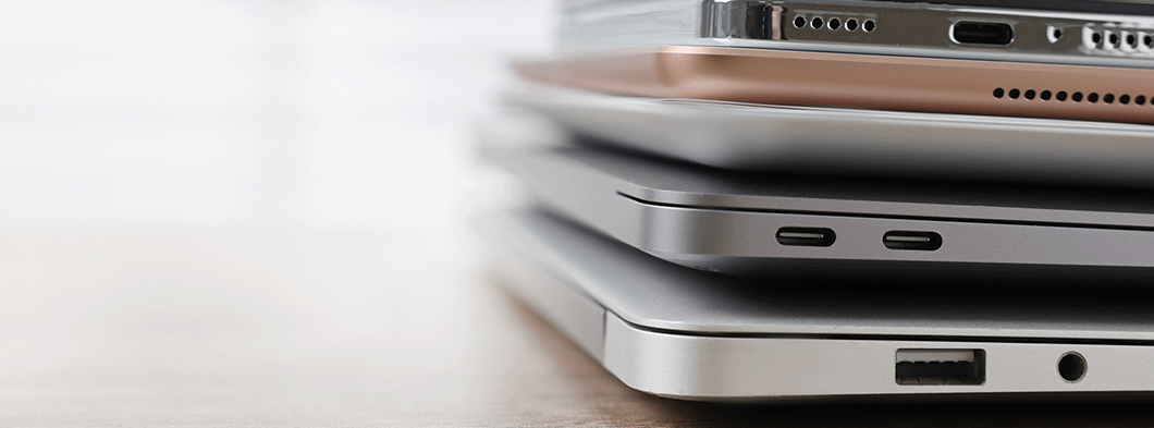 Gestapelte Laptops, symbolisiert Datenträgerlöschung und IT-Refurbishing.