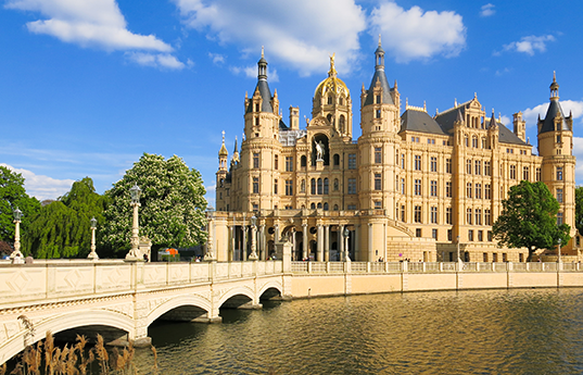 Schweriner Schloss mit Brücke